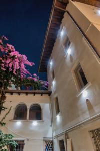 Το κτήριο όπου στεγάζεται  το διαμέρισμα