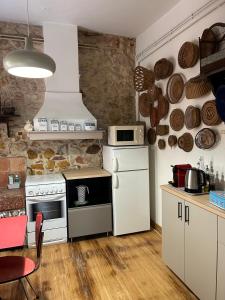 Kuchyň nebo kuchyňský kout v ubytování Chez Elise - Gîte de charme - Abbaye de Fontfroide + 7 fotografií