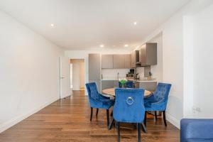una sala da pranzo con tavolo e sedie blu di 2 bed apartment near Little Britain Lake a Uxbridge