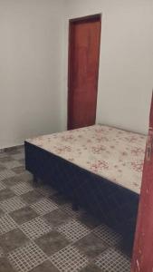 Casa de Festa في أوبيرابا: سرير في غرفة ذات اطار سرير ازرق