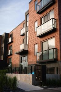 Un edificio con balcones a los lados. en Modern State Unit 2, en Traverse City