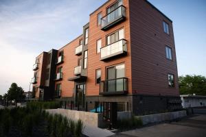Un edificio de ladrillo con balcones a los lados. en Modern State Unit 1, en Traverse City