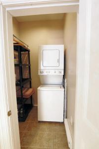 Kitchen o kitchenette sa Sunny and airy downtown apartment in Hull Gatineau