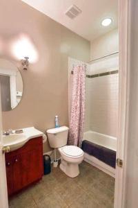 uma casa de banho com um WC, um lavatório e uma banheira em Sunny and airy downtown apartment in Hull Gatineau em Gatineau