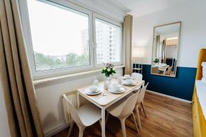 a dining room with a table and chairs and a window at Jenapartments for4 Boxspring & Smart TV & Waschmaschine in Jena