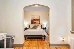 een slaapkamer met een bed en een grote spiegel bij Heritage home near Byward Market downtown Ottawa in Ottawa
