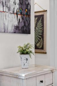 Capri Unit 001 in the Heart of Downtown TC في ترافيرس سيتي: وضع الفخار على طاولة في غرفة المعيشة +22 صورة