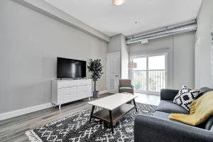 TV a/nebo společenská místnost v ubytování High-end condo downtown Kingston near RMC Queens