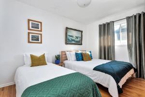 Postel nebo postele na pokoji v ubytování Retro vibe w hot tub piano lounge and vinyls + 36 fotografií