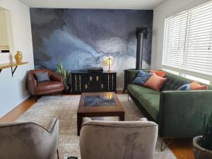 Posezení v ubytování Retro vibe w hot tub piano lounge and vinyls