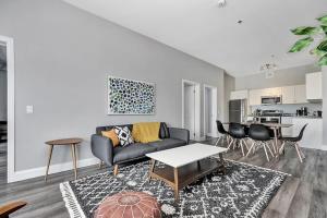 Kuchyň nebo kuchyňský kout v ubytování High-end condo downtown Kingston near RMC Queens