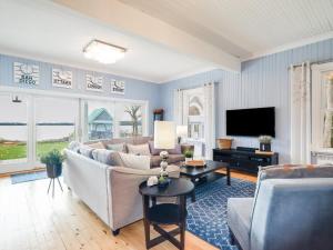 uma sala de estar com um sofá e uma televisão em Stunning waterfront home 25min to downtown Ottawa em Gatineau