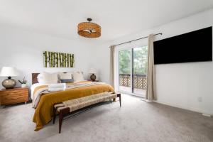 1 dormitorio con cama grande y ventana grande en Xanadu - Zen waterfront retreat on Upper Rideau, en Westport