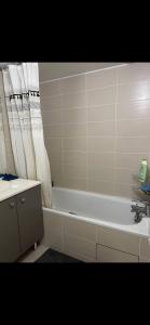 ein Badezimmer mit einer weißen Badewanne und einem Waschbecken in der Unterkunft Chambre dans un Appartement avec Parking privé in Toulouse
