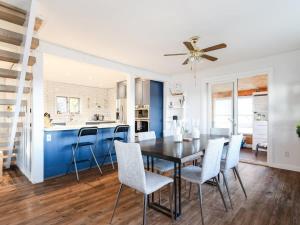 cocina y comedor con mesa y sillas en Cozy family waterfront retreat recently renovated, en Deseronto