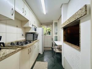 Kuhinja oz. manjša kuhinja v nastanitvi Apartamento em Gramado: 400m da Rua Coberta!