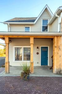 una casa con un porche con una puerta azul en The Birch Suite at Portage House in Picton, en Picton