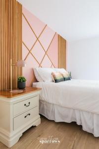 1 dormitorio con cama blanca y mesita de noche en The Birch Suite at Portage House in Picton, en Picton