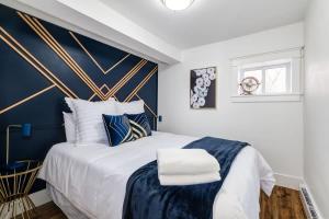 Un dormitorio con una cama grande con una pared de acento azul en The Ivy Suite at Portage House in Picton, en Picton