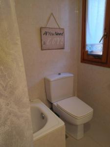 ein Badezimmer mit Toilette und einem Schild an der Wand in der Unterkunft Lezegorria in Urzainqui + 44 Fotos
