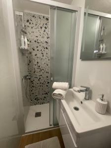 Old Town Watch&C في كورتْشولا: حمام أبيض مع دش ومغسلة +18 صورة