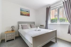 1 dormitorio con cama y ventana en 2 Bedroom Flat, Glasshoughton en Castleford