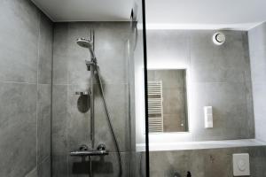 uma casa de banho com um chuveiro e uma porta de vidro em Jenapartments for4 Boxspring & Smart TV & Waschmaschine em Jena