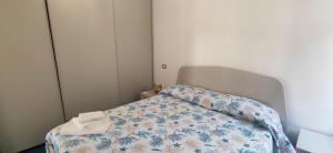 Postel nebo postele na pokoji v ubytování Casa Fortuna a DUE passi dal Mare