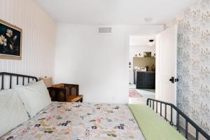 韋克菲爾德的住宿－La Tortue de Wakefield Modern Boutique Apartment，一间卧室配有一张带花卉床罩的床