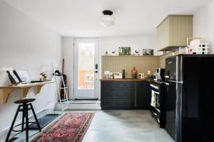 uma cozinha com electrodomésticos pretos e um frigorífico preto em La Tortue de Wakefield Modern Boutique Apartment em Wakefield