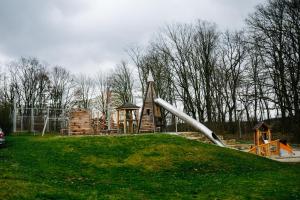um parque infantil num parque com escorrega em Jenapartments for4 Boxspring & Smart TV & Waschmaschine em Jena