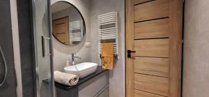 シュチルクにあるドメック ティルコ ドラ チィビエのバスルーム(洗面台、鏡付)