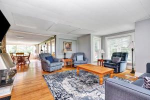 ein Wohnzimmer mit blauen Stühlen und einem Tisch in der Unterkunft The Highway House - PEC Waterview Getaway in Wellington