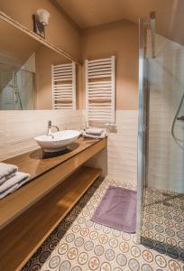 a bathroom with a sink and a shower at Willa Bizorenda in Małogoszcz