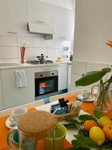 una cocina con encimera con naranjas. en Tizi Apartments Porto, en Maiori