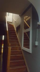 una escalera en un edificio con ventana en Hostel Villa Nova, en Mossel Bay