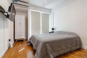 1 dormitorio con 1 cama y TV de pantalla plana en Moderno monoambiente Núñez en Buenos Aires