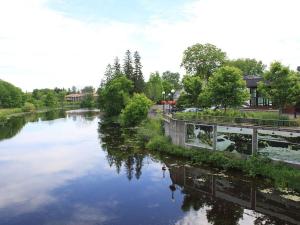 uma vista para um rio com árvores e uma ponte em Kemptville Suites em Kemptville