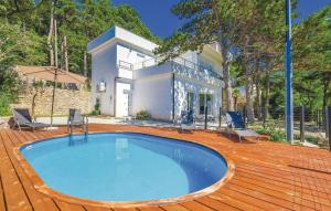 una casa con una gran piscina en una terraza de madera en Villa Fortuna, en Bakarac