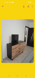 A television and/or entertainment centre at Apartament Manu Tg Neamt