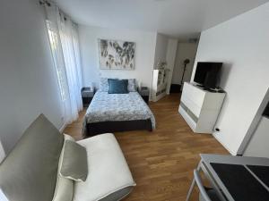 TV a/nebo společenská místnost v ubytování Studio Symbiose in Puteaux - La Défense Arena