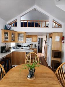 una cocina con una mesa de madera con una planta en Oceanview Cabin 27 W Jacuzzi & Enjoyable Views en Smith River