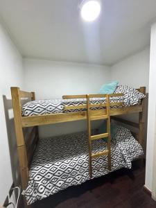 Двох'ярусне ліжко або двоярусні ліжка в номері Paraíso frente al mar en Iquique