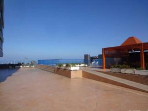 a building with a walkway next to the water at Paraíso frente al mar en Iquique in Iquique