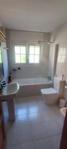 uma casa de banho com uma banheira, um WC e um lavatório. em Habitación en Alella em Alella