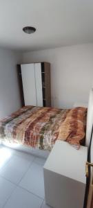 ein Schlafzimmer mit einem Bett in einem weißen Zimmer in der Unterkunft Habitación en Alella in Alella