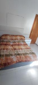 Bett mit Daunendecke in einem Zimmer in der Unterkunft Habitación en Alella in Alella