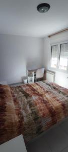- une chambre avec un lit, un bureau et une chaise dans l'établissement Habitación en Alella, à Alella