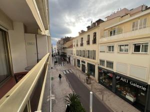 een persoon die door een straat met gebouwen loopt bij Beau studio Carré D'Or & Proche de la Mer Cannes in Cannes