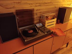 a stove top oven sitting on top of a counter at Zaļais namiņš in Ventspils